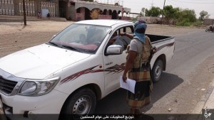 بالصور..القاعدة في تقرير مصور توزع منشورات “منهج الدولة الإسلامية” على الناس في عدن