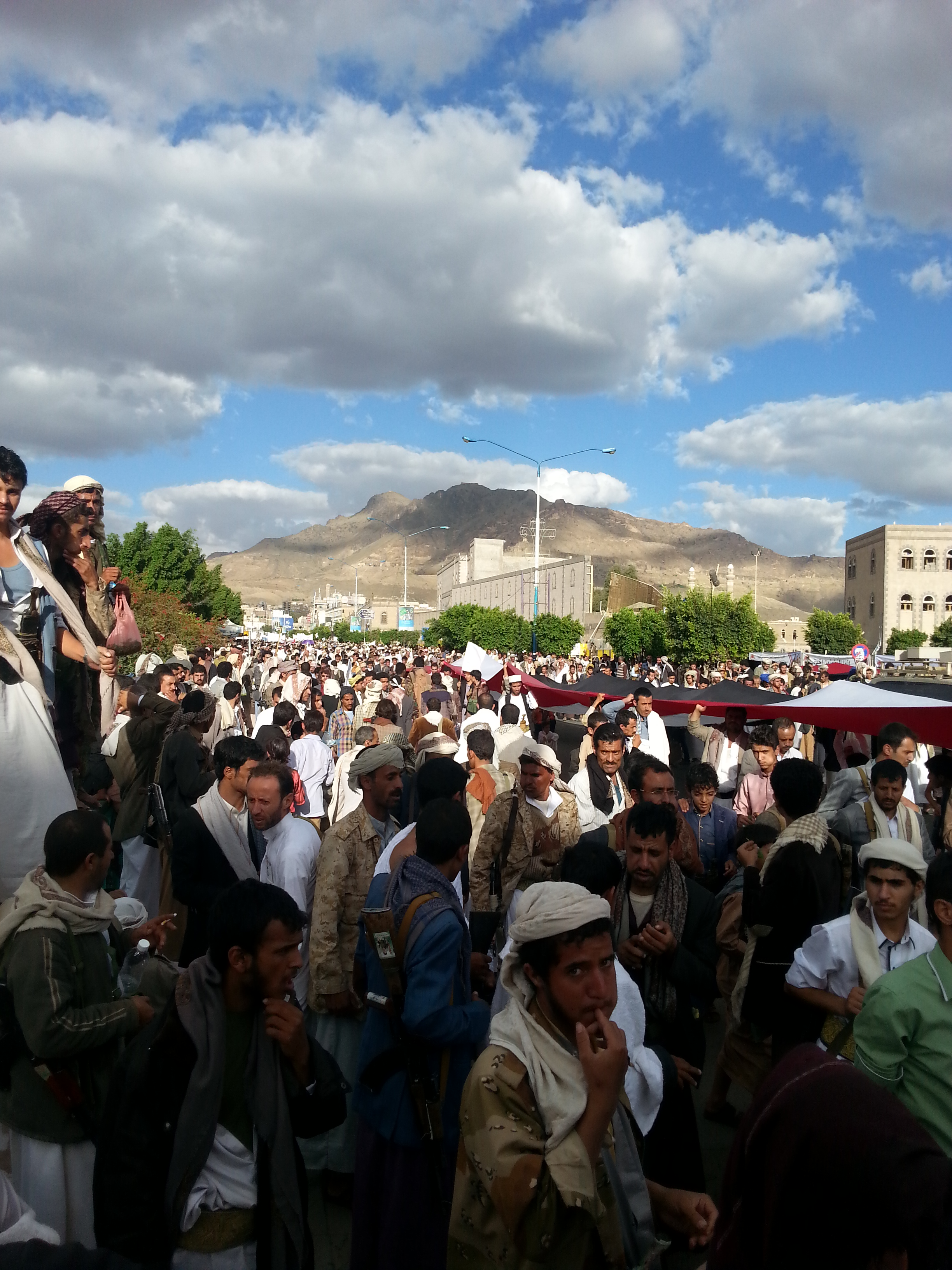 شاهد صور:لمئات الالاف احتشدت في العاصمة صنعاء رافعة نداء تلبية الحج ""لبيك اللهم لبيك لبيك لاشريك لك لبيك "