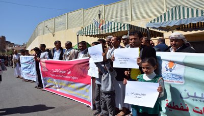 وقفة إحتجاجية شعبية أمام سفارة روسيا بصنعاء للمطالبة بالتدخل الفوري لوقف العدوان السعودي ورفع الحصار