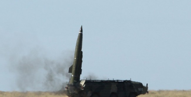 صاروخ توشكا يبعثر قوات الغزو والمرتزقة في قاعدة العند بلحج