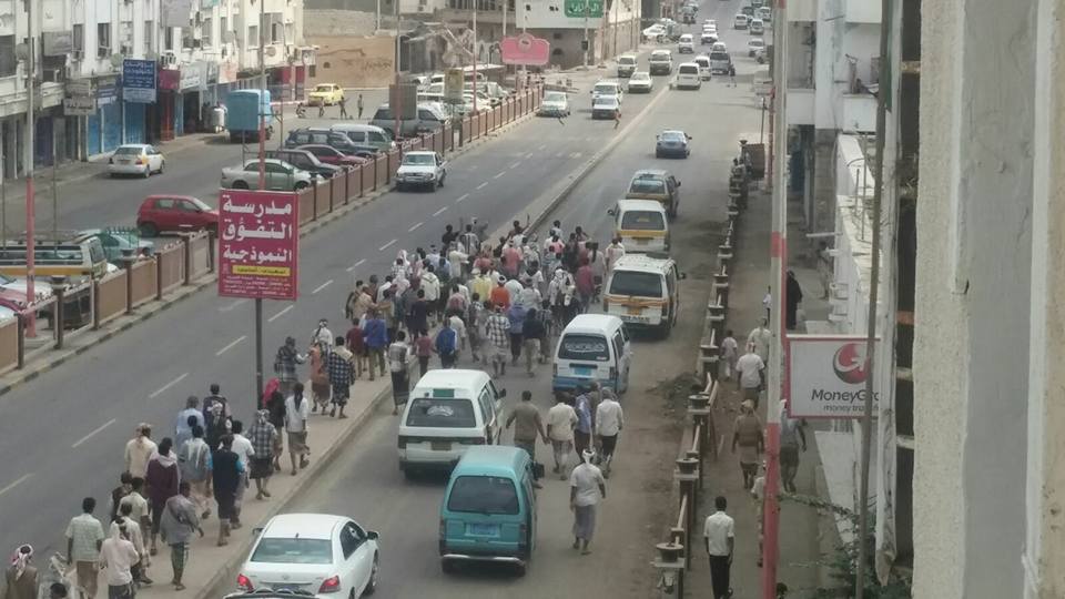 بعد فقدانها للامن والحياة.. انتفاضة في عدن ضد هادي ومرتزقته "شاهد الصورة"