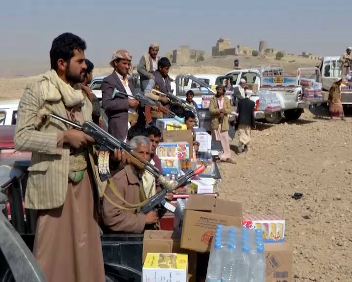 شاهد صور أبناء مديرية نهم بصنعاء تقدم قافلة غذائية للجيش واللجان الشعبية