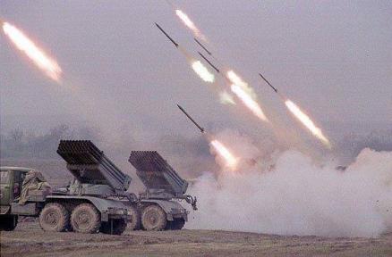 القوة الصاروخية للجيش تستهدف تجمعات المرتزقة بمعسكري المنطقة الثالثة والماس بمأرب