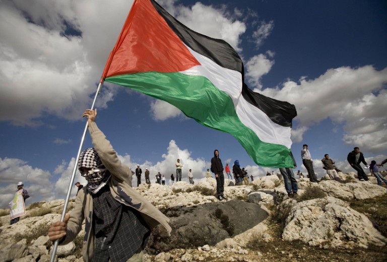 فلسطين: تواصل دعوات الصهاينة لطرد عائلات شهداء الإنتفاضة إلى صحراء الضفة الغربية