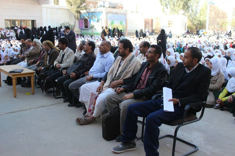 ضمن الحملة الوطنية (امريكا تقتل الشعب اليمني): طلاب مدارس مديرية السبعين بالعاصمة ينظمون أذاعاة مدرسية.