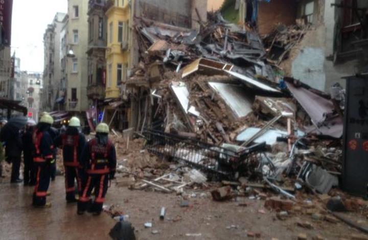 انهيار مبنيين وسط حي سياحي في اسطنبول