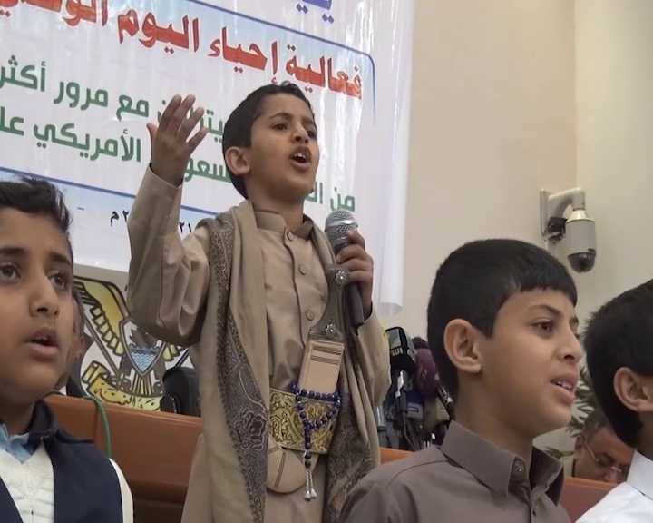 بالصورة : أطفال اليمن يحتفلون باليوم الوطني للطفولة تحت أزيز طائرات العدوان
