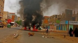 بالصور .. احتجاجات غاضبة وقطع لعدد من الطرقات الرئيسية احتجاجاً على تفاقم أزمة الكهرباء عدن