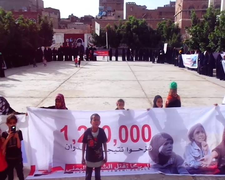 وقفة لطالبات ومعلمات مدرسة فروة بصنعاء رفضا للتواجد الأمريكي.