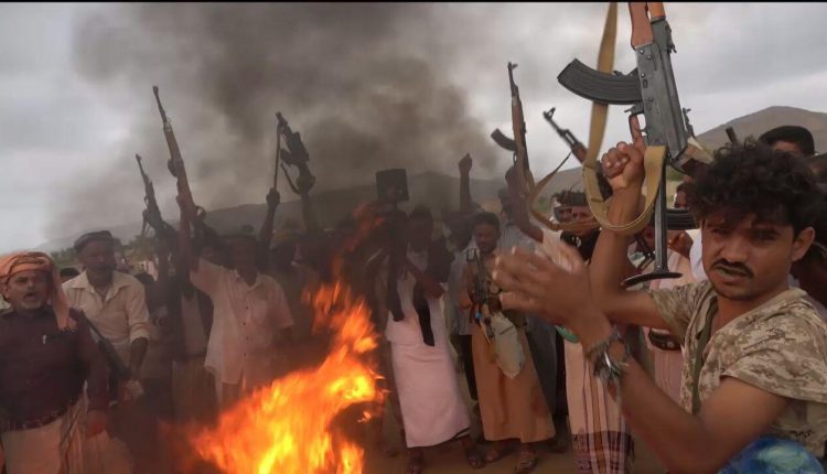 أبناء الزهرة بالحديدة ينددون باستمرار جرائم العدوان ويحرقون منشوراته (صور)