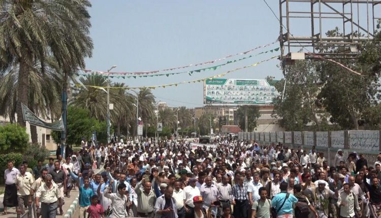 وقفة ومسيرة احتجاجية بالحديدة تندد بجريمة اغتصاب امرأة من قبل المرتزقة السودانيين بالتحيتا