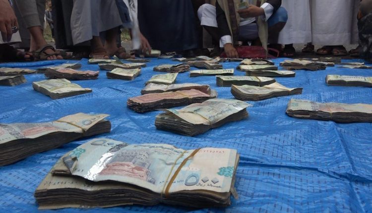 وقفة وقافلة مالية من أبناء المخادر بإب دعما للجيش واللجان الشعبية