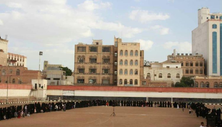 حرائر أمانة العاصمة يستنكرن جريمتي التحيتا واختطاف الصيادين بالحديدة (صور)