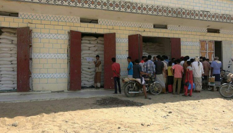 بالصور..ضبط كميات كبيرة من المواد الغذائية التالفة في عبس بحجة