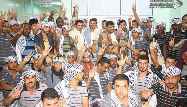 بالصور.. عضو المجلس السياسي الأعلى الحوثي يلتقي الأسرى المحررين من سجون العدوان.