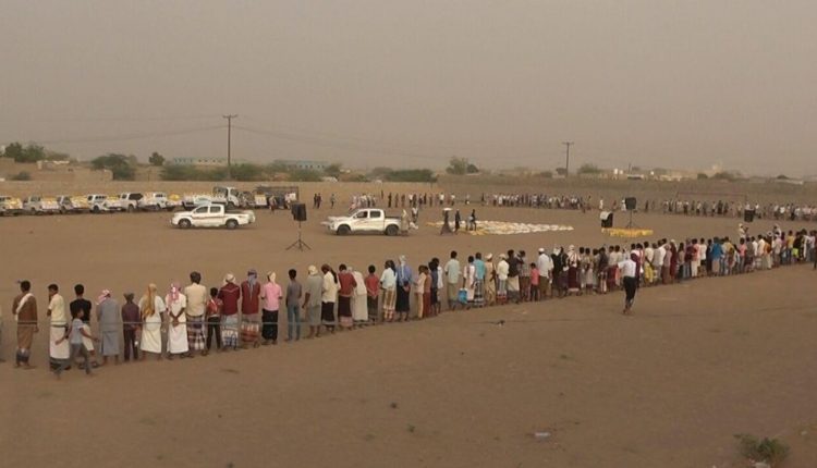 أبناء القناوص بالحديدة ينددون باستمرار جرائم العدوان ويسيرون قافلة رمضانية