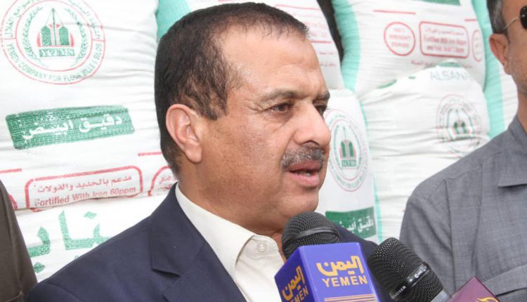 وزير الصناعة يؤكد استقرار الوضع التمويني في العاصمة والمحافظات