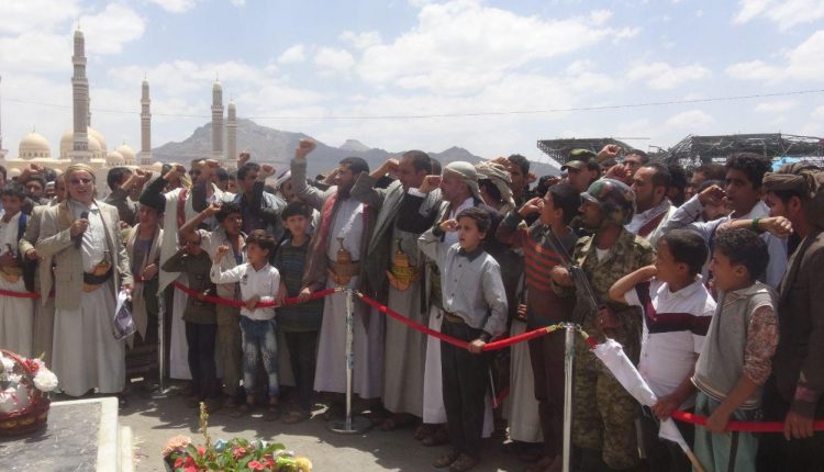 شاهد بالصور.. وقفة وقافلة من أبناء حي بيت معياد بمديرية السبعين دعما للجبهات.