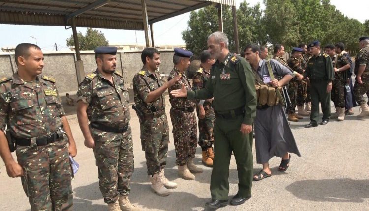 المفتش العام بوزارة الداخلية ينفذ زيارة عيدية لقوات الأمن المركزي وخفر السواحل بالحديدة