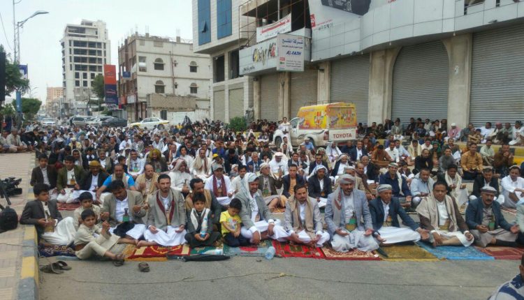شاهد بالصور.. وقفة احتجاجية امام مكتب الأمم المتحدة بصنعاء للمطالبة بالإفراج عن السفن النفطية