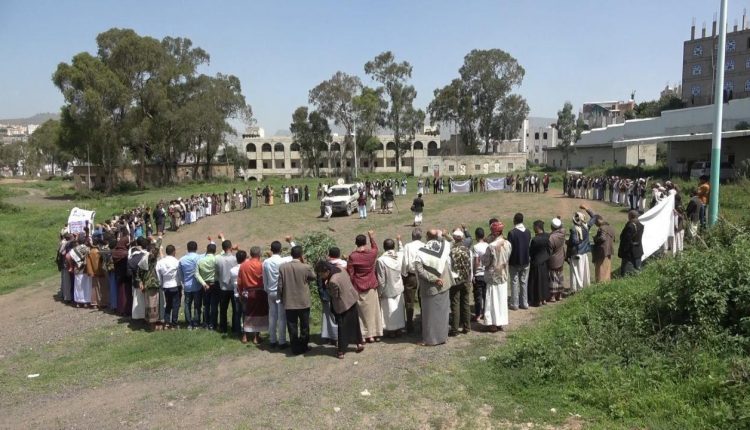 أبناء المشنة بإب ينددون بجريمة مرتزقة العدوان في الأزارق بالضالع