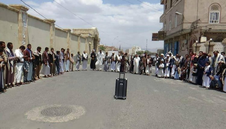 شاهد بالصور.. وقفات عقب صلاة الجمعة بأمانة العاصمة تندد بجرائم العدوان.