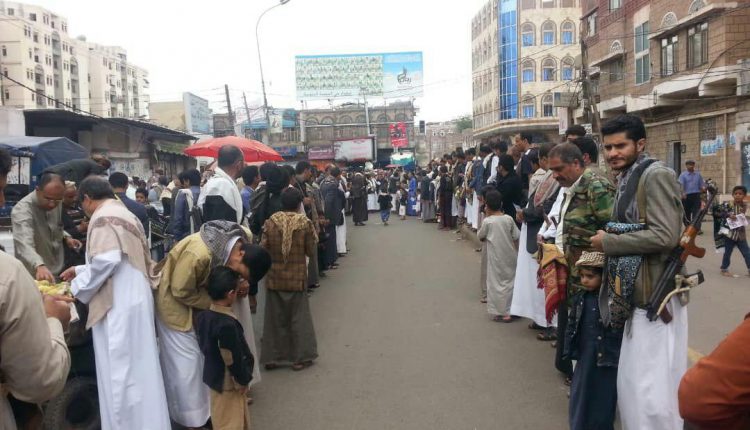 شاهد بالصور.. وقفات مجتمعية عقب صلاة الجمعة بالعاصمة صنعاء بعنوان ‎"ما دامت جرائمكم مستمره فتصعيدنا مستمر"