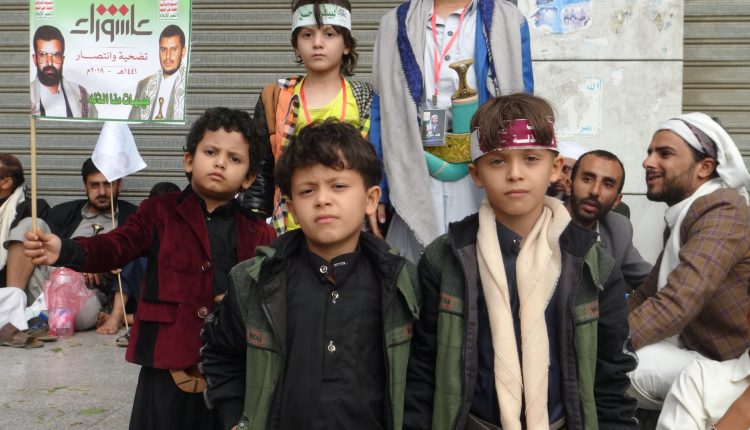 على الفطرة والسجية الحسينية.. الأطفال الأكثر اندفاعاً للمشاركة في مسيرة عاشوراء. (صور)