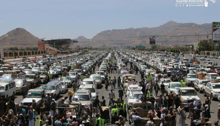 شاهد بالصور.. قافلة غذائية ومالية من مديريات أمانة العاصمة بأكثر من 380 مليون ريال.