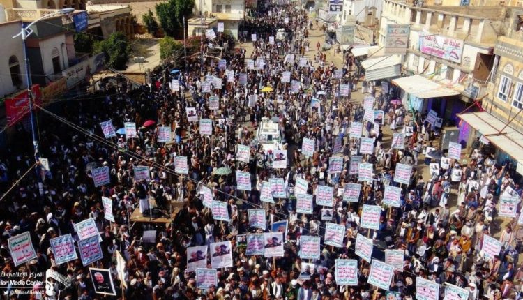 شاهد بالصور.. مظاهرة حاشدة بصعدة تدين الاستهداف الأمريكي للقائدين سليماني والمهندس.