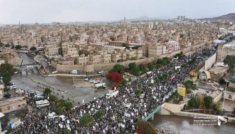 شاهد بالصور.. مظاهرة حاشدة بالعاصمة صنعاء إدانة لاستهداف العدو الأمريكي للقائدين سليماني والمهندس
