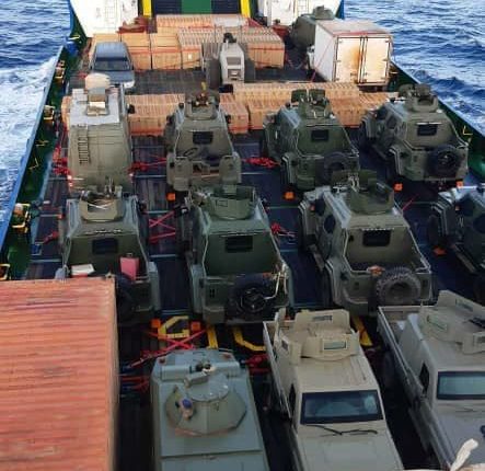 -لسفينة-الشحن-العسكرية-الإماراتية-وهي-تتنقل-بين-موانئ-العدوان-والموانئ-اليمنية-وهي-تحمل-معدات-عسكرية.5