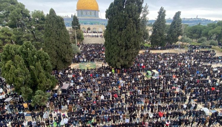 90-ألفاً-أدوا-الجمعة-الأولى-من-رمضان-بالمسجد-الأقصى-1130×580