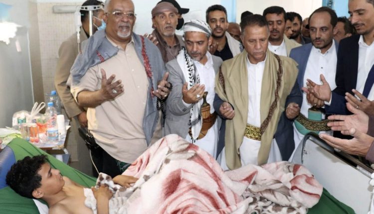 وزير-الشؤون-الاجتماعية-يتفقد-جرحى-العدوان-الأمريكي-على-سوق-فروة-1130×580